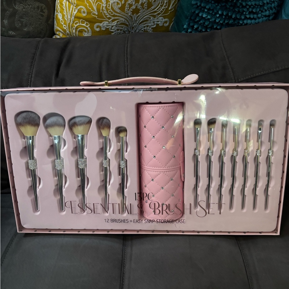 ONLY 1 GLITZ & GLAM set “GLAM LUXE” 12 Make Up Brush Essential Collection
